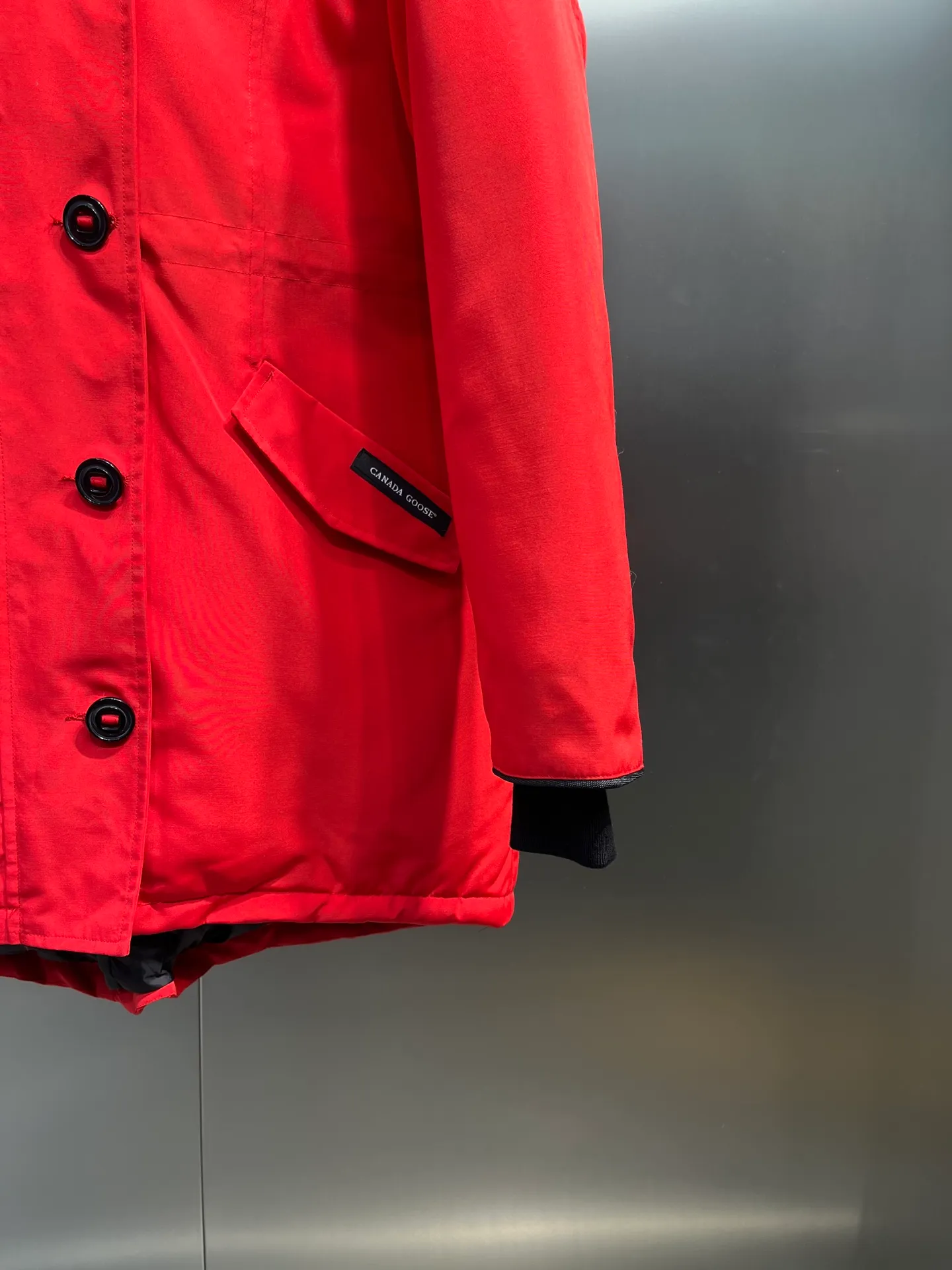 P860 Canada goose/Canada Goose 05 model 2580LA CANADA GOOSE/Canada Goose Rossclair parka women's down jacket, authentic original clothing molding, all accessories are custom-made from the original factory. This model is very unique. The zipper at the back can be opened to change into a dovetail style, with diagonal pockets and a layer of hidden pockets underneath. The official website has become a popular model. The softness and hardness of the fabric are compared with the genuine ones. It can be restored by kneading at will (fabric misunderstanding: fabrics with high hardness are not waterproof. Only those who buy the latest genuine version this year will notice the softness and comfort of the fabrics). The down is synchronized with the genuine white duck down. It is fluffy and not lumpy. The electronically controlled down charging machine is used to fill the zippers with customized genuine YKK zippers. High hardness and no lag. The fur collar is purchased from the same manufacturer as Wolf Hair. (Cooperative factory 2019 Canadian wolf skin auction and Big Goose official auction of wolf skin fur collars on the same site) All workmanship and wiring are controlled by workers with more than ten years of service. They must be horizontal and vertical, and are not crooked. The density of the inner wiring is more exquisite. Compare at will. Big goose label, collar label, washed label, hang tag, zipper rope, pocket label, back label, collar velvet, Velcro fasteners, all details of the cuffs are updated simultaneously with the original product, the best version, and the most complete color matching. The fighter in World 05 battles various world goods. Size: XS-XL